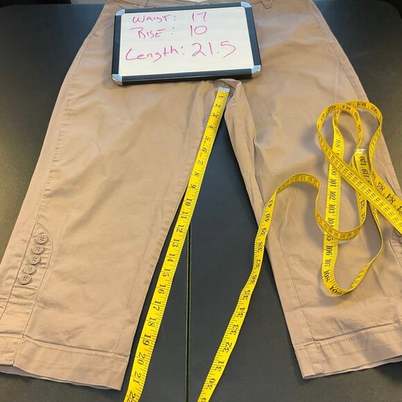 Lee Women’s Comfort Waist Khaki Capris Pants Size M Button Hem Cropped Chino - Picture 8 of 8